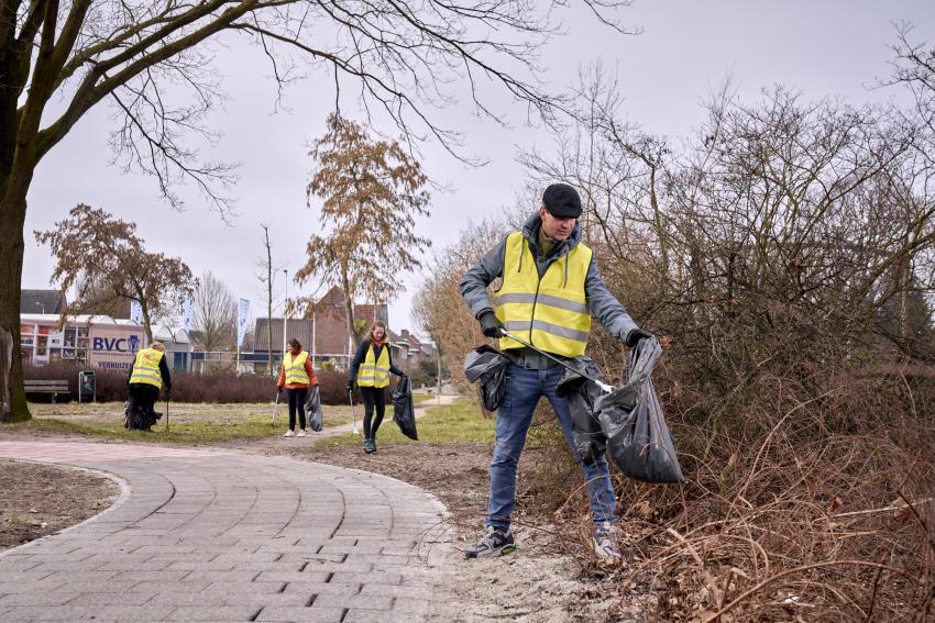 Richard Kemner ruimt afval op