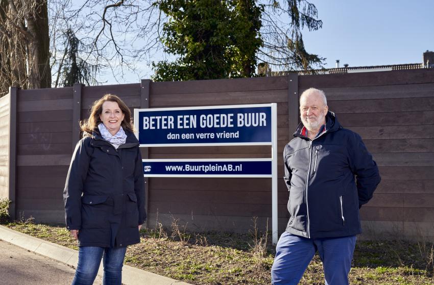 Anky en Maarten bij het toegangsbord van de wijk Achtse Barier