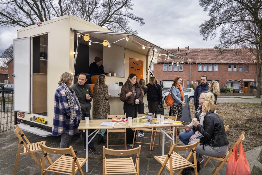 Buurt in Bloei met de buurtbus in de wijk