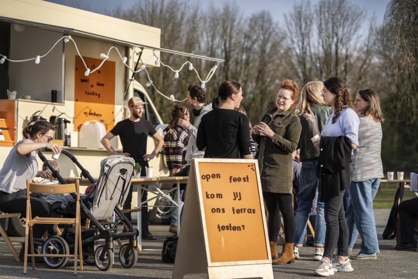 Bewoners staan bij buurtbus