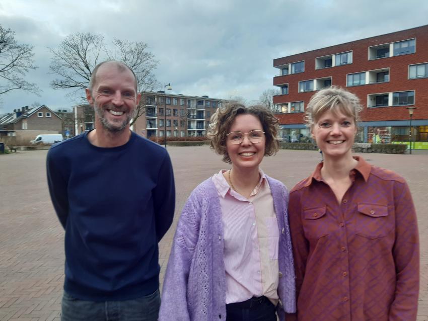 Remco Steenoven, KArlien van den Hout en Karin Mommers op het Dirigentplein in Doornakkers.