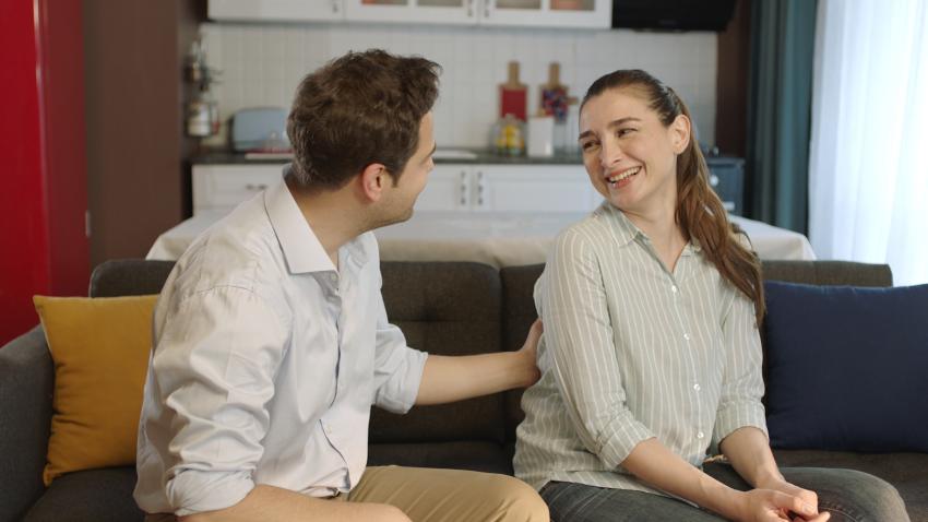 Jonge man die zijn vrouw troost