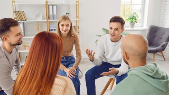 Inwoners van Eindhoven volgen een training, klik voor een vergroting