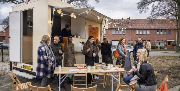 Buurt in Bloei met de buurtbus in de wijk