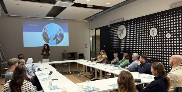 Medewerkers van verschillende organisaties krijgen training in het verkennend gesprek