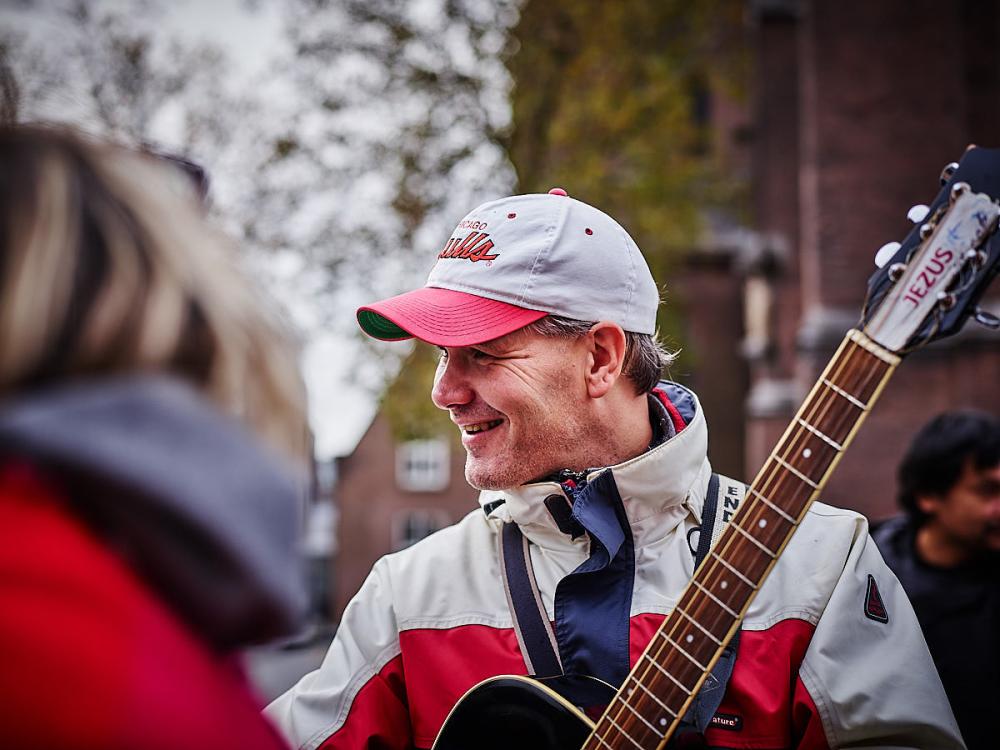 Victor bij de kerk