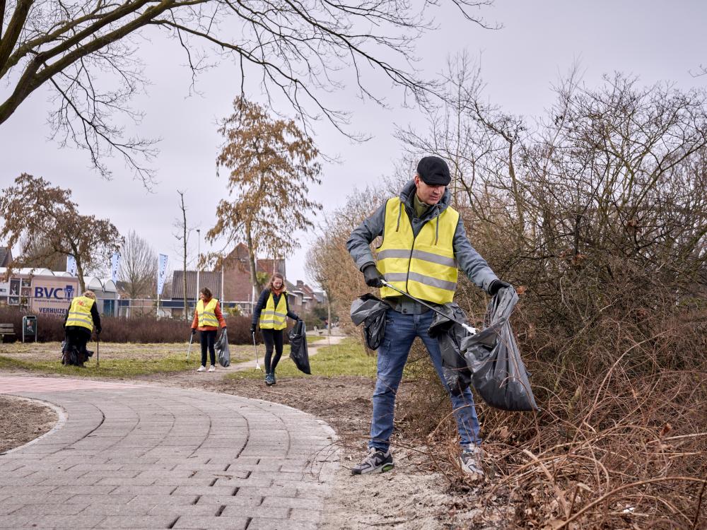 Richard Kemner ruimt afval op