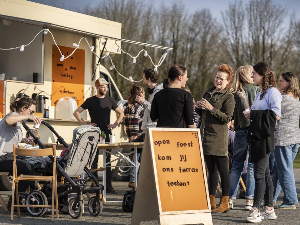 Bewoners staan bij buurtbus