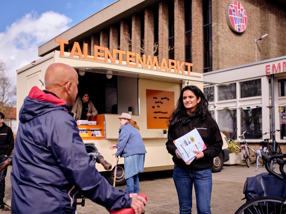 Verbinder in gesprek met inwoner bij Talentenmarkt