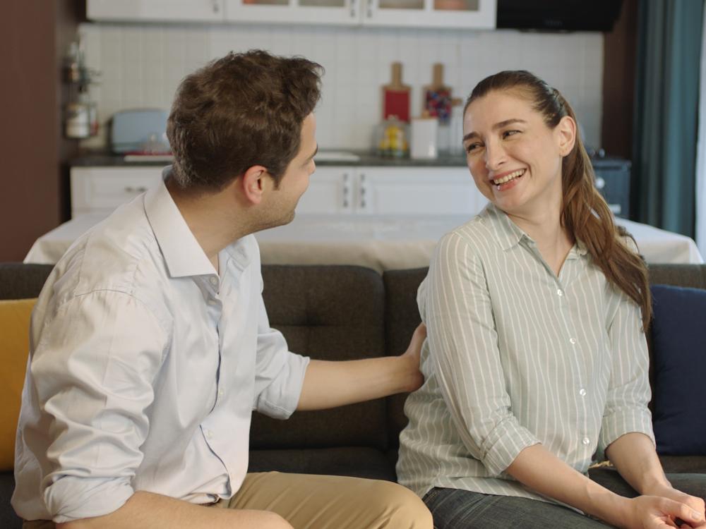 Jonge man die zijn vrouw troost